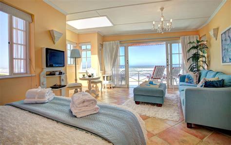 Im wohnzimmer befindet sich ein fernseher mit digitalem satelitenempfänger. Haus am Strand, Wilderness, South Africa