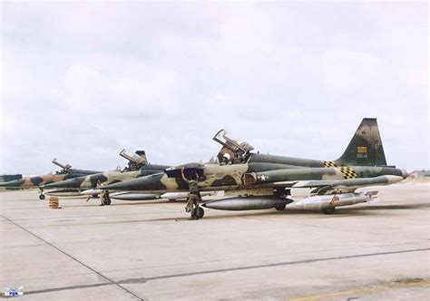 A Flight Of Vnaf F 5s Get Ready For A Napalm Strike Vietnã Caças