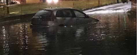 In via degli ammiragli, nella zona vicino alla stazione cipro della metropolitana della linea a, sono caduti molti rami degli alberi sulle auto. Maltempo a Roma, un metro d'acqua nella Capitale. Chiuse 6 ...