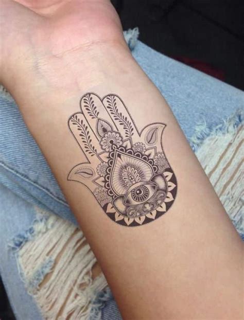 Aquí hay tatuajes de manos pequeños realmente geniales que hacen los accesorios permanentes más lindos. Tatuajes para Mujeres en la Mano Pequeños y con su Significado