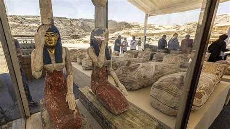 en egypte une découverte considérable de statues de bronze et de sarcophages dans la nécropole