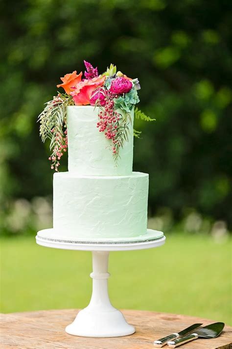 Here are the best wedding cake ideas of the moment: Colorful Outdoor Wedding Idea in Queensland - MODwedding