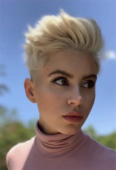 these female short hairstyle can also be sexy simple and fashionable ！