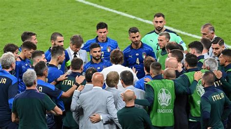 Bei der fußball em 2021 spielt italien im eröffnungsspiel gegen die türkei. Aufregung um Kniefall in Italien - Fußball-EM 2021 ...