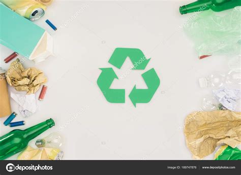 쓰레기 재활용 사인온 화이트를 둘러싼 종류의 스톡 사진 VadimVasenin