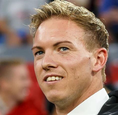 Julian nagelsmann, new coach of german bundesliga soccer club bayern munich, prepares the pitch for a first training session in munich, germany, wednesday, july 7, 2021. Julian Nagelsmann: Brauen gezupft und Permanent Make-up ...