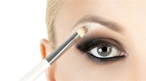 5 Tutorials To Teach You How To Apply Eyeshadow Properly
