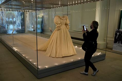 princess diana s wedding dress goes on display in london the seattle times