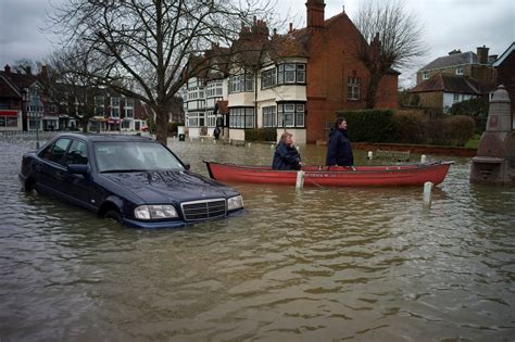 100 Mph Winds 22 Surreal Photos From The Massive Uk Flooding That