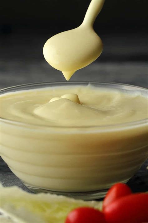 Standard ingredients and tools to make mayonnaise. Vegane Mayonnaise, cremig und würzig - mit Aquafaba ...