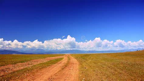 La Mongolie Une Vaste Plaine Dans Les Collines Des Montagnes De Sayan
