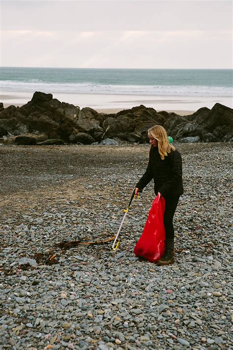 Clearing Rubbish Of A Uk Beach Del Colaborador De Stocksy Helen Rushbrook Stocksy