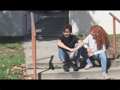Eleanor y park es un libro escrito por rainbow rowelll que se sitúa en los años 80' y trata sobre una chica, eleanor, que no encaja totalmente, aunque no pasa desapercibida porque es pelirroja. Eleanor and Park- Official Trailer (fan-made) - YouTube