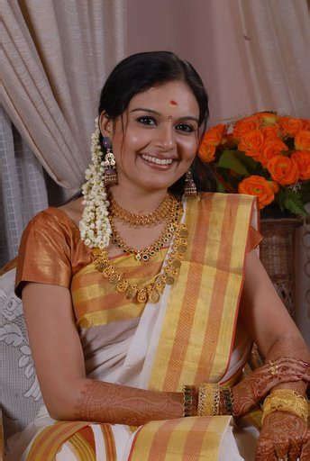 Kerala Kasavu Sarees Online Stunning Indian Actress Pics Kasavu Saree Kerala Saree Indian