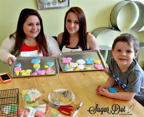 Learn how to decorate sugar cookies with royal icing. Private one-on-one classes in Middltown ...