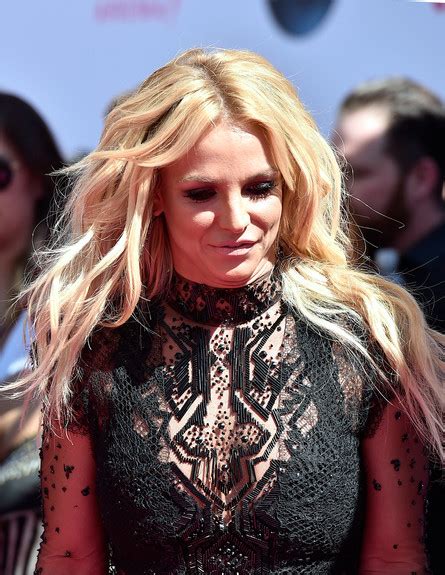 Listen to britney spears on spotify. המטריה ששימשה את בריטני ספירס לתקיפת צלם עומדת למכירה