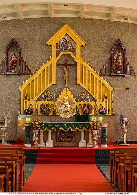 Holy Rosary Church Altar, Thalassery 004