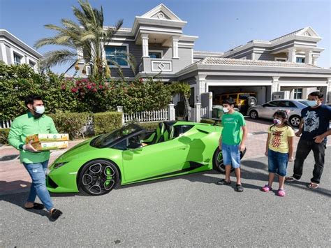 Bermula dari cerita yang menunjukan bahwa seorang bocil atau bocah cilik yang memberikan uang terhadap wanita remaja. Sultan! Di Dubai Pesanan Mangga Diantar Pakai Lamborghini