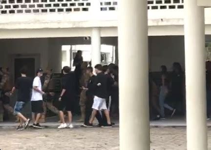Homem Causa Correria Ao Invadir Escola Em Joinville