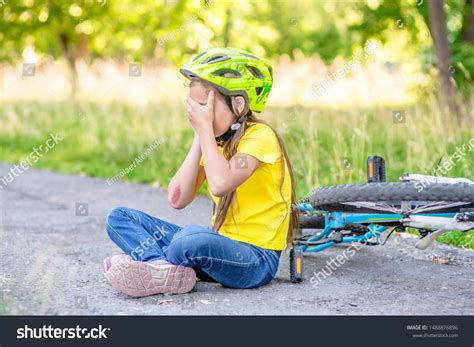159 Little Girl Fell Bicycle Images Stock Photos And Vectors Shutterstock