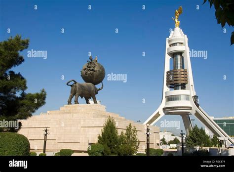 Arco De La Neutralidad Y El Monumento Al Terremoto Ashgabat