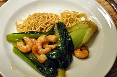Bin im garten pak choi mit crevetten und mei- nudeln