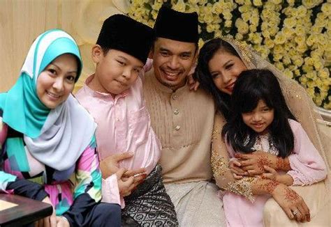 Melihat perkongsian gambar yang selalu dimuat turun ibunya abby abadi memperlihatkan sisi kematangan marissa walaupu usianya baru 12. Clever Bulletin: Memey tidak kesah Norman rujuk Abby Abadi