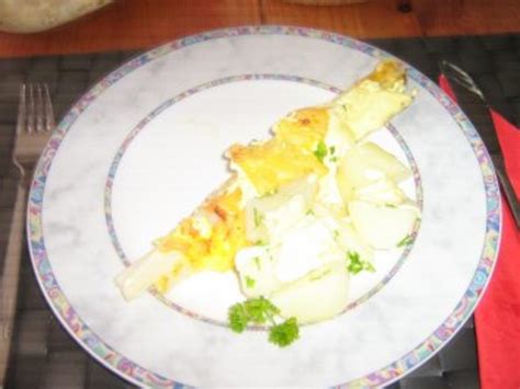 Spargel in Schinken eingerollt mit Sauce Hollandaise und Gouda