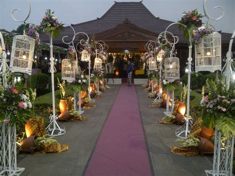 Ada yang mengusung konsep rustic, menggunakan backdrop internasional, adat jawa, dan masih. 50 Dekorasi Pernikahan Outdoor Minimalis, Simpel dan ...