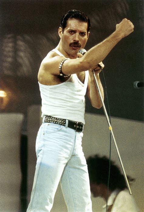 Vi postiamo il video iniziale della cena per chi se lo vuole nuovamente godere! Come è morto Freddie Mercury, il cantante inglese dei Queen?