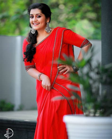 Malayalam Actress In Saree Photos Sarayu Mohan Looking Very Beautiful