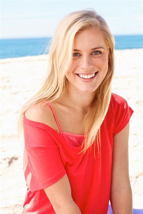 junge blonde frau in rotem top sitzt am … bild kaufen 11972154 image professionals