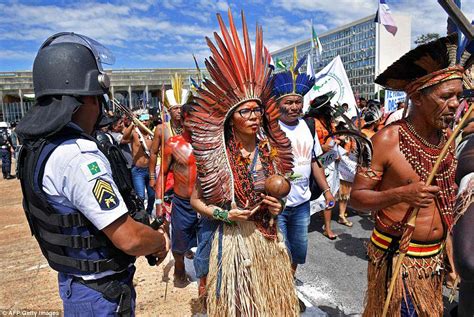 Up To 2 000 Indigenous Protesters In Grass Skirts In Brasilia Daily Mail Online