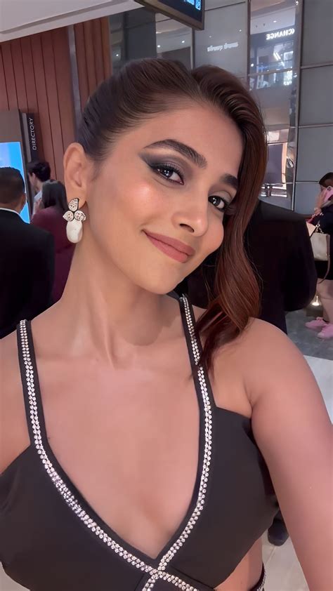 pooja hegde taking a selfie r poojahegdedarling