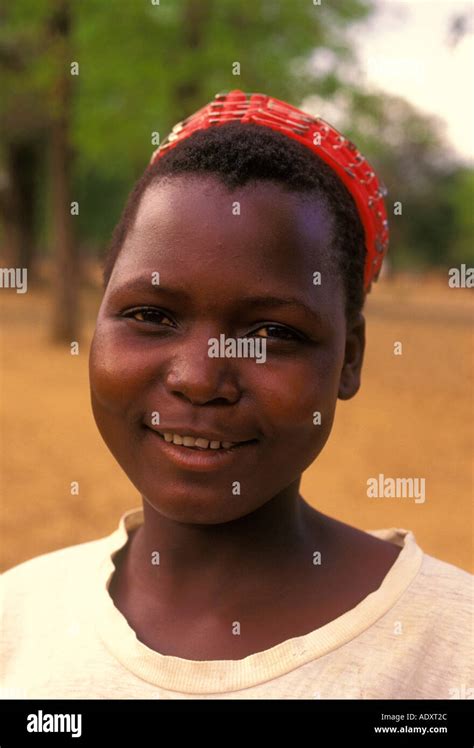 Tribu de chicas adolecentes africanas fotografías e imágenes de alta