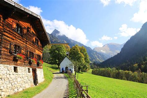 Outdoor activities at jugendherberge oberstdorf include volleyball, badminton and a climbing frame. Urlaub in Oberstdorf im Allgäu | Alpenhit