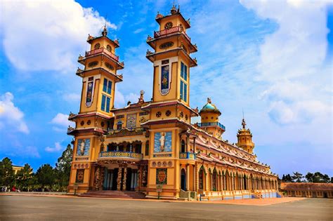 Ngô thì nhậm (吳 時 任; Núi BÀ ĐEN - Tòa Thánh TÂY NINH - Chùa GÒ KÉN - Tour 24h