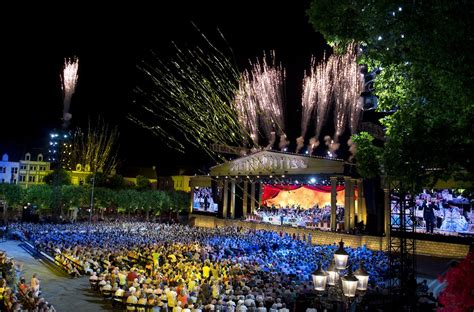 In maastricht is het een niet meer weg te denken traditie. Fireworks in Maastricht - Stunning: André Rieu performs to ...