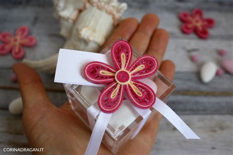 Simpatico orologio battesimo, creazione artigianale, realizzato con supporto in legno rivestito in ecopelle con stampa colorata di un prato fiorito con una farfalla e sfondo rosa, ideale per l'evento di. Bomboniere per battesimo bimba-Scatoline plexiglass ...