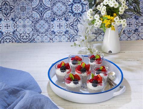 Mousse de chocolate con nata, historia: Vasitos de chocolate y frutos rojos | Receta | Vasitos de ...