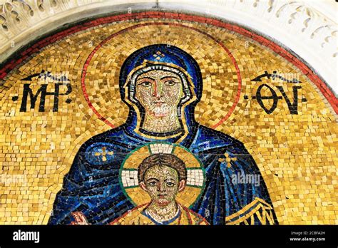 grecia atenas agosto 11 2020 mosaico mostrando a la virgen maría con jesucristo dentro de