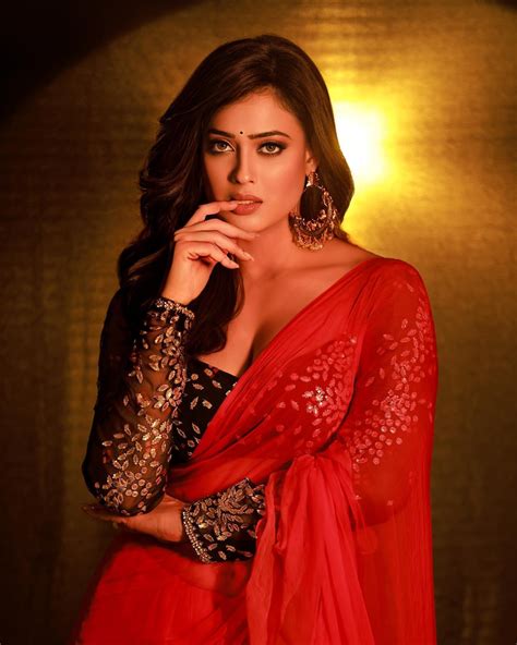Shweta Tiwari In Red Saree With Cleavage Baring Blouse Looks Stunning