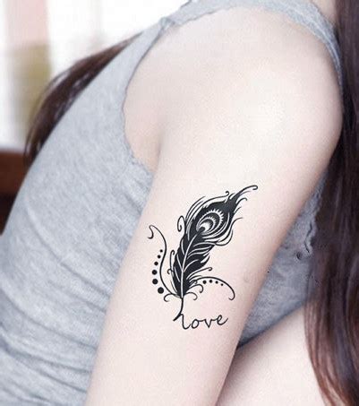 Pour votre futur tatouage plume, retrouvez sa signification & pour des idées en photos,retrouvez + de 100 modèles de tatouages plumes femme:tatouagefemme.eu. Photo : Tatouage, plume remplie, bras