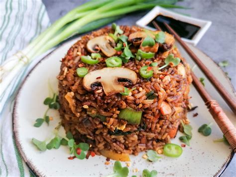 Gebratener Reis chinesische Art mit Gemüse und Ei Genuss des Lebens