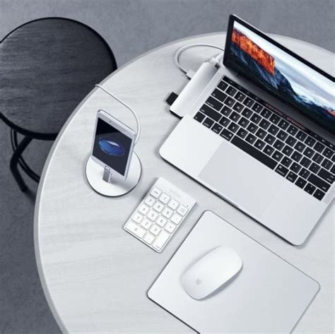 The Evolution Of Apple Gadgets In 2020 Computer Desk Setup Apple