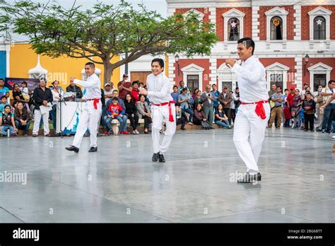 Bailarines Con Disfraces Bailando Festejo Tradicional Afro Peruano A