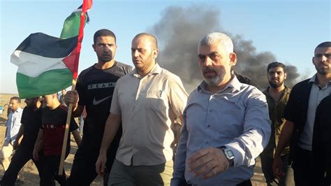 قال رئيس حركة حماس في غزة يحيى السنوار، في أول إطلالة إعلامية على الهواء، إنه أصبح لدى المقاومة إمكانية إطلاق مئات الصواريخ في الدقيقة الواحدة بمدى 100 و200 كم. السنوار: نعدكم نبذل قصارى جهدنا لطي صفحة الانقسام السوداء ...