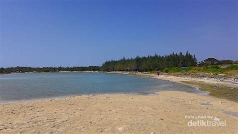 Letaknya yang agak tersembunyi dan akses yang lumayan sulit membuat pantai pecaron ini masih jarang didatangi wisatawan. Pantai Pasir Putih yang Cantik di Tuban