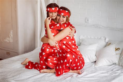 Linda Madre E Hija En Casa En Pijama Foto Gratis
