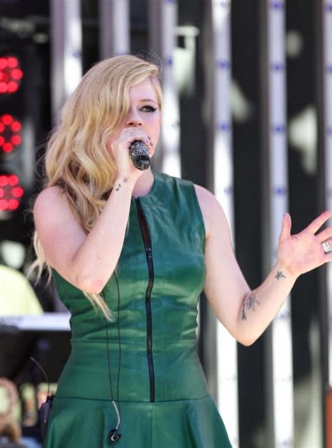 Picsp Avril Lavigne Stage Performance Photos